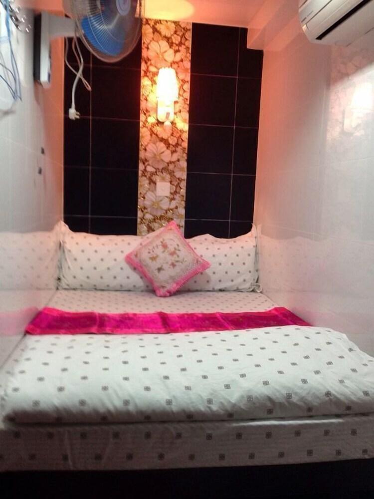 Marrigold Hostel Room Type - Double Room