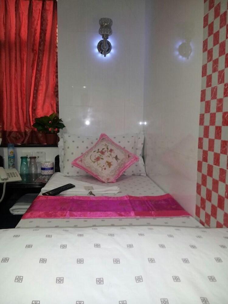 Marrigold Hostel Room Type - Single Room