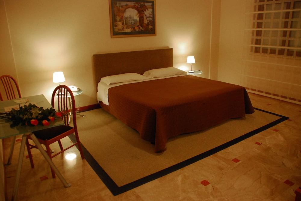 Hotel Palace 2000 - Tap to explore photos