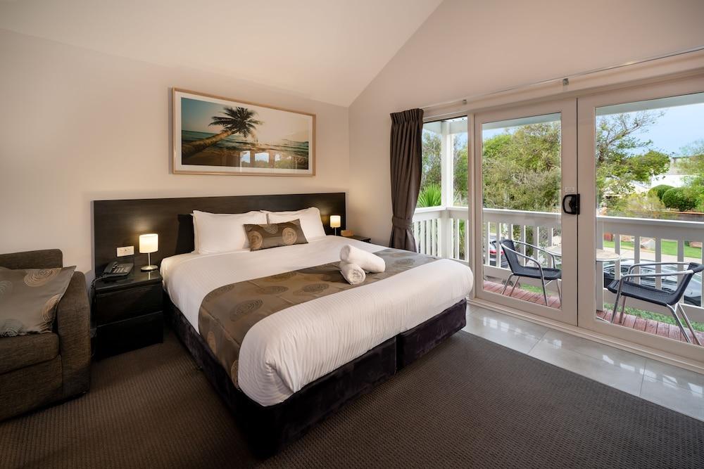 Boathouse Resort Studios & Suites Room Type - Luxury King Spa Studio Parking & Wifi