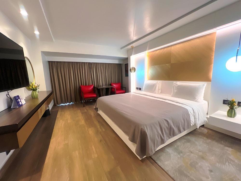 Eko Hotel Main Building Room Type - Deluxe Room, 1 King Bed, Balcony, City View (Queen Room) Eko Hotel Main Building Room Type - Deluxe Room, 1 King Bed, Balcony, City View (Queen Room)