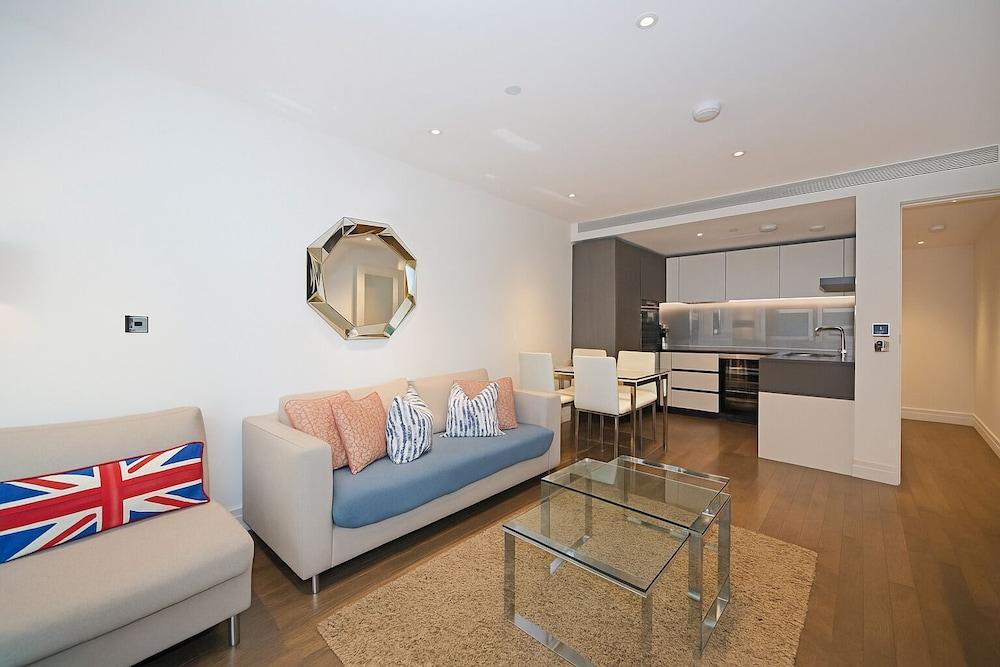 London Deluxe Apartments - Tap to explore photos