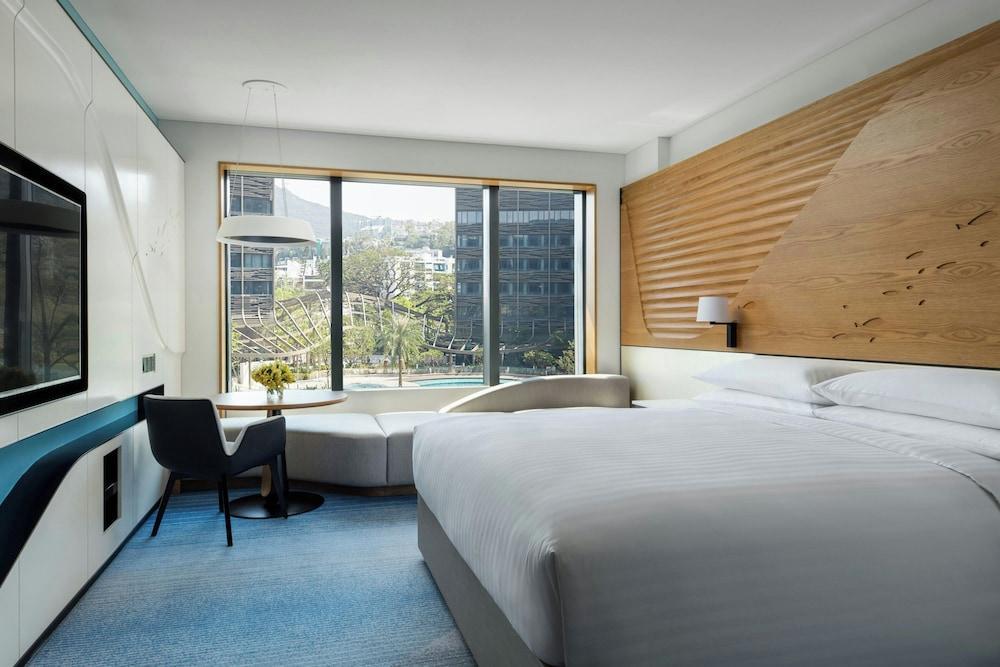 Hong Kong Ocean Park Marriott Hotel Room Type - Room, 1 King Bed, Pool View