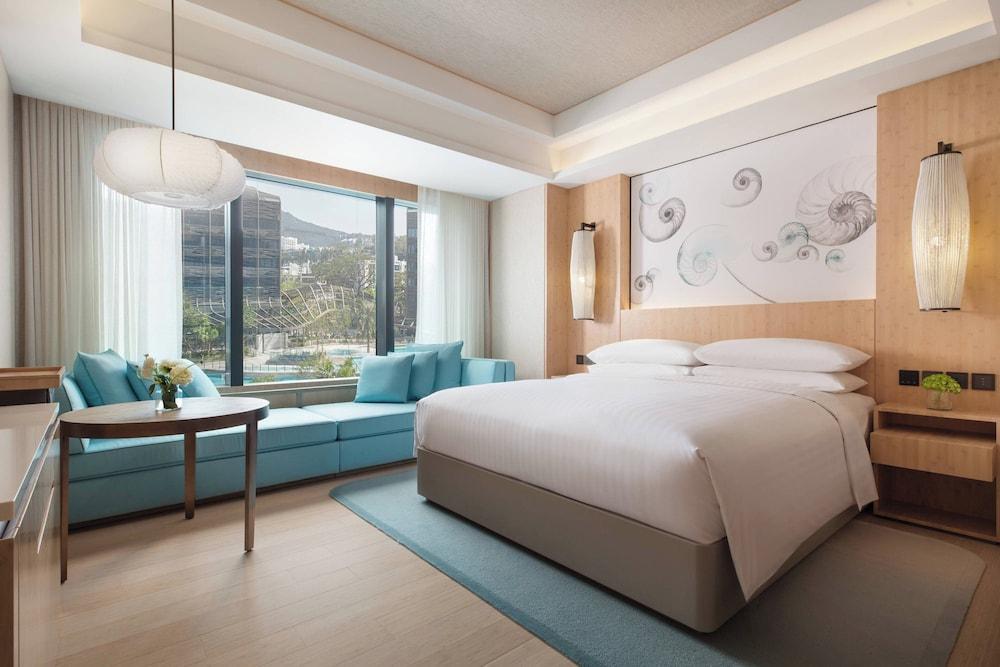Hong Kong Ocean Park Marriott Hotel Room Type - Oversized Tub, M Club Lounge Access, Guest Room, 1 King, Pool View