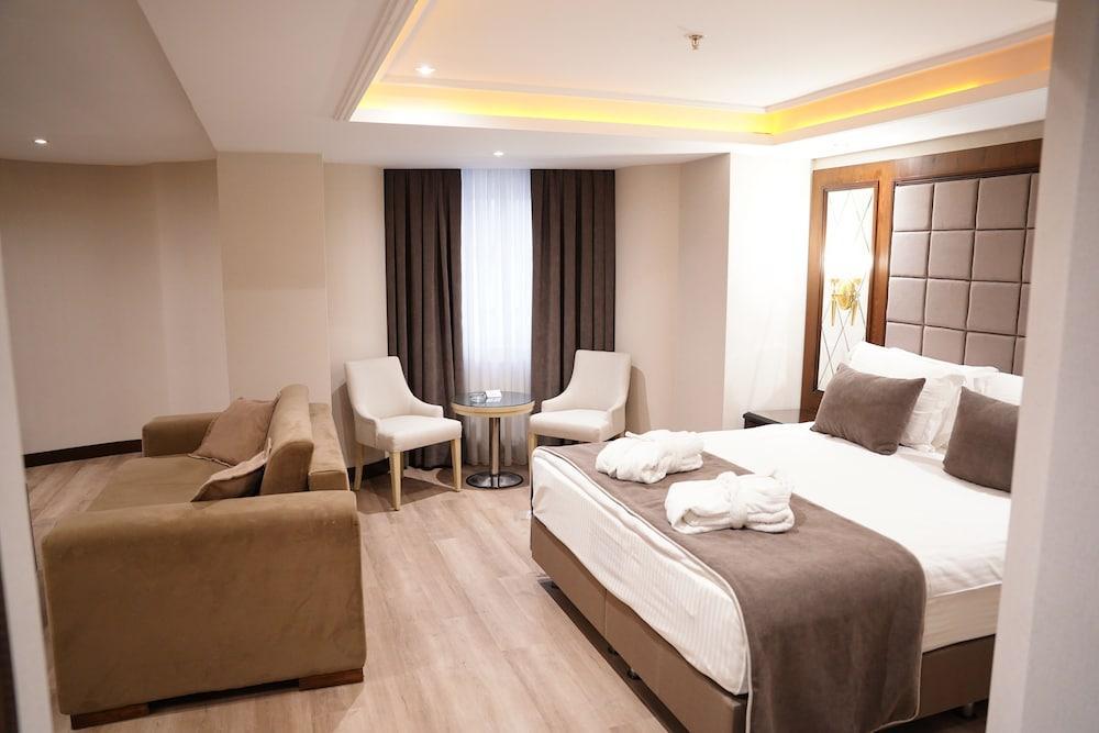 Amethyst Hotel Room Type - Superior Room, 1 King Bed, Jetted Tub, Corner