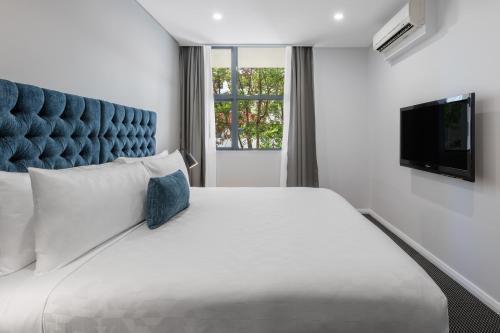 Meriton Suites Waterloo - Tap to explore photos