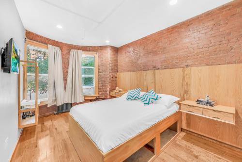 Morris Guest House Room Type - Deluxe Queen Room with Shared Bathroom - Non-Smoking