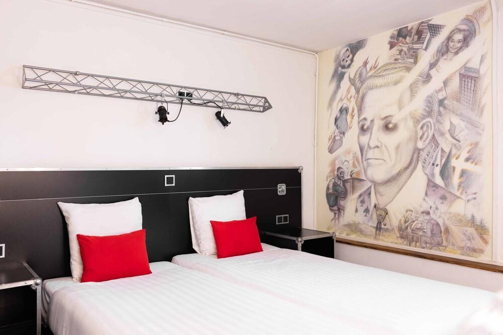 Backstage Hotel Amsterdam Room Type - Basic Double / Twin Room with Shared Bathroom in Basement