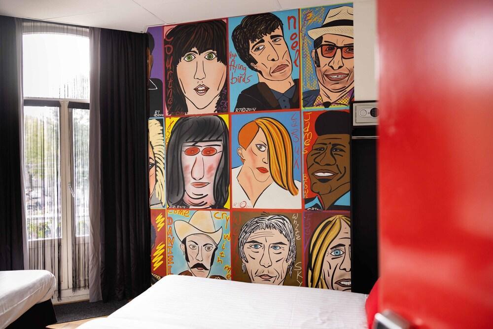 Backstage Hotel Amsterdam Room Type - Basic Triple Room, 3 Twin Beds, Shared Bathroom