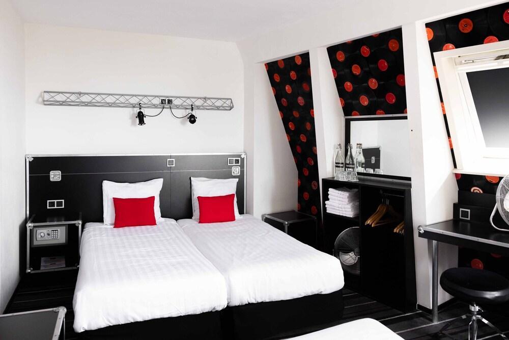 Backstage Hotel Amsterdam Room Type - Quadruple Room, Private Bathroom
