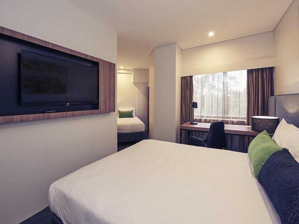 Mercure Penrith Room Type - Superior Family Room, 1 Queen Bed and 2 Twin Beds