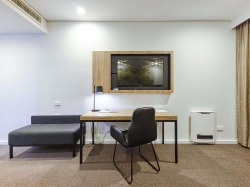 Mercure Penrith Room Type - Standard Room with One Queen Bed and One Single Bed