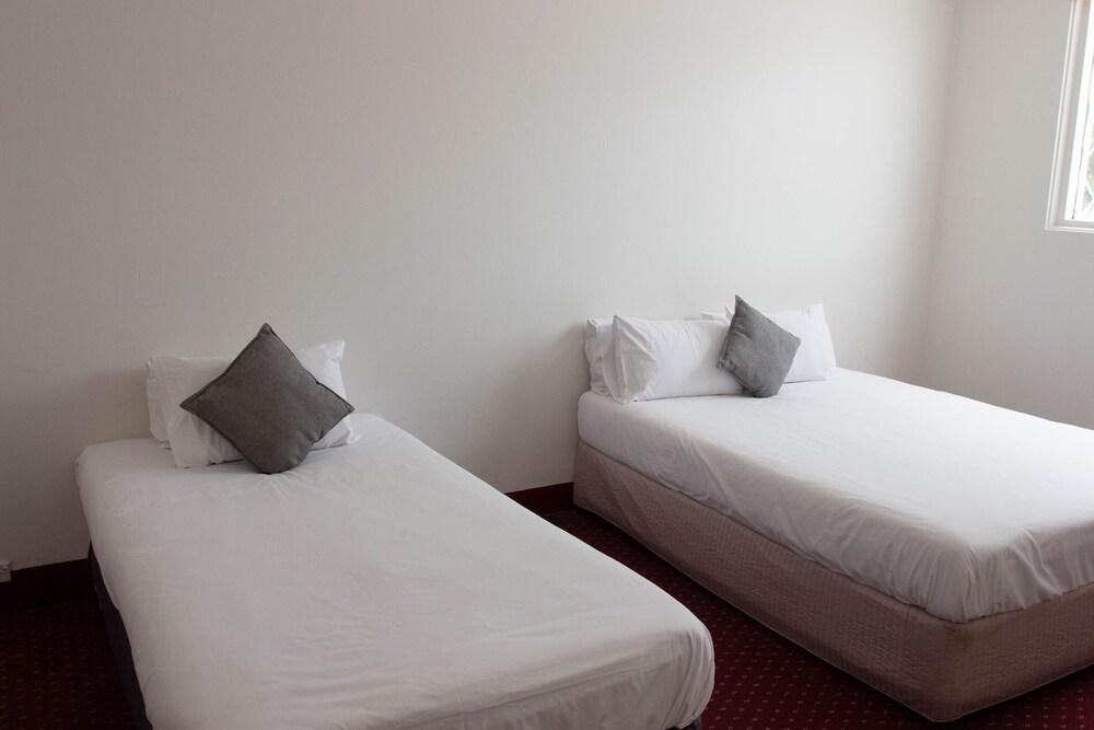 Wiley Park Hotel Room Type - Triple Room, Shared Bathroom