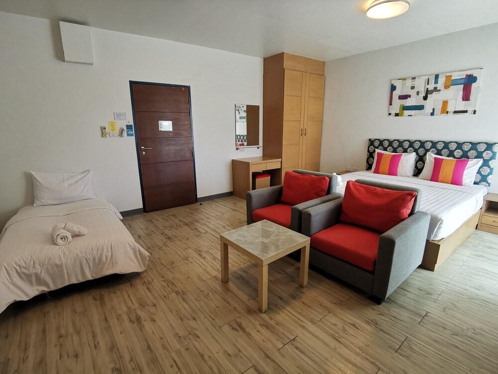 OYO 355 Shyne Place Room Type - Deluxe Triple Room