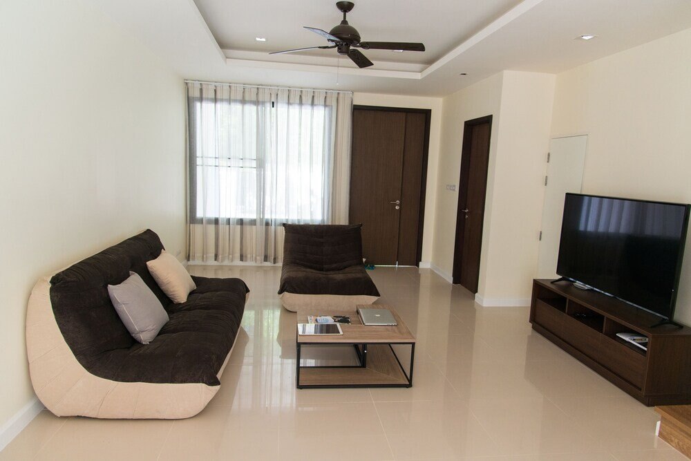 Beautiful 3 Bedroom Townhouse - Tap to explore photos