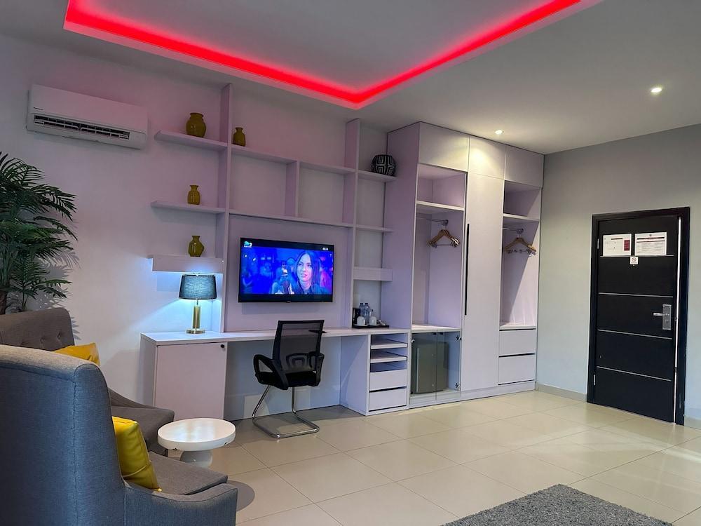 Mayhill Hotel Room Type - Luxury Studio Suite, Accessible