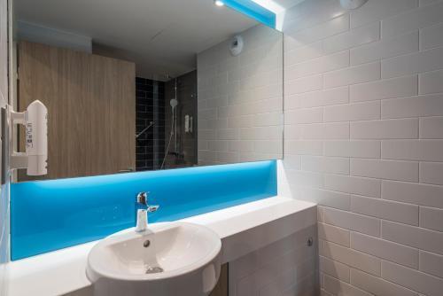 Holiday Inn Express Paris - CDG Airport - Tap to explore photos
