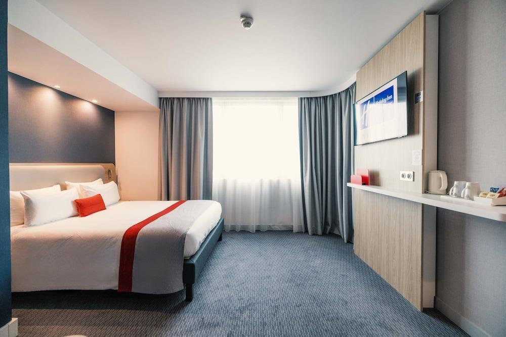 Holiday Inn Express Paris - CDG Airport Room Type - Standard Room with Free Breakfast Holiday Inn Express Paris - CDG Airport Room Type - Standard Room with Free Breakfast