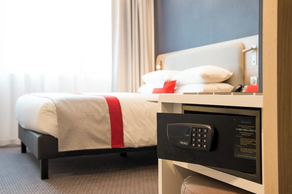 Holiday Inn Express Paris - CDG Airport Room Type - 2 Twin Standard with Free Breakfast Holiday Inn Express Paris - CDG Airport Room Type - 2 Twin Standard with Free Breakfast