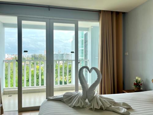Saisawan Beach Resort Pattaya Room Type - Twin Room with City View