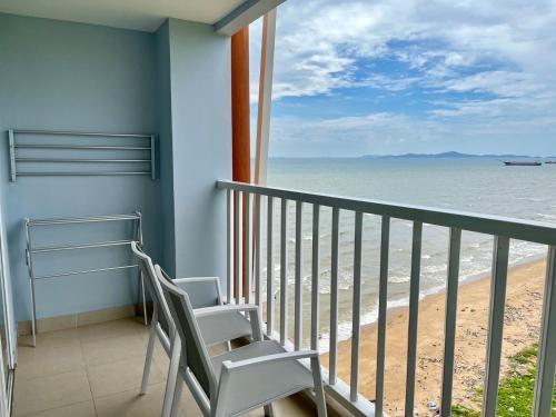 Saisawan Beach Resort Pattaya Room Type - Twin Room with Sea View