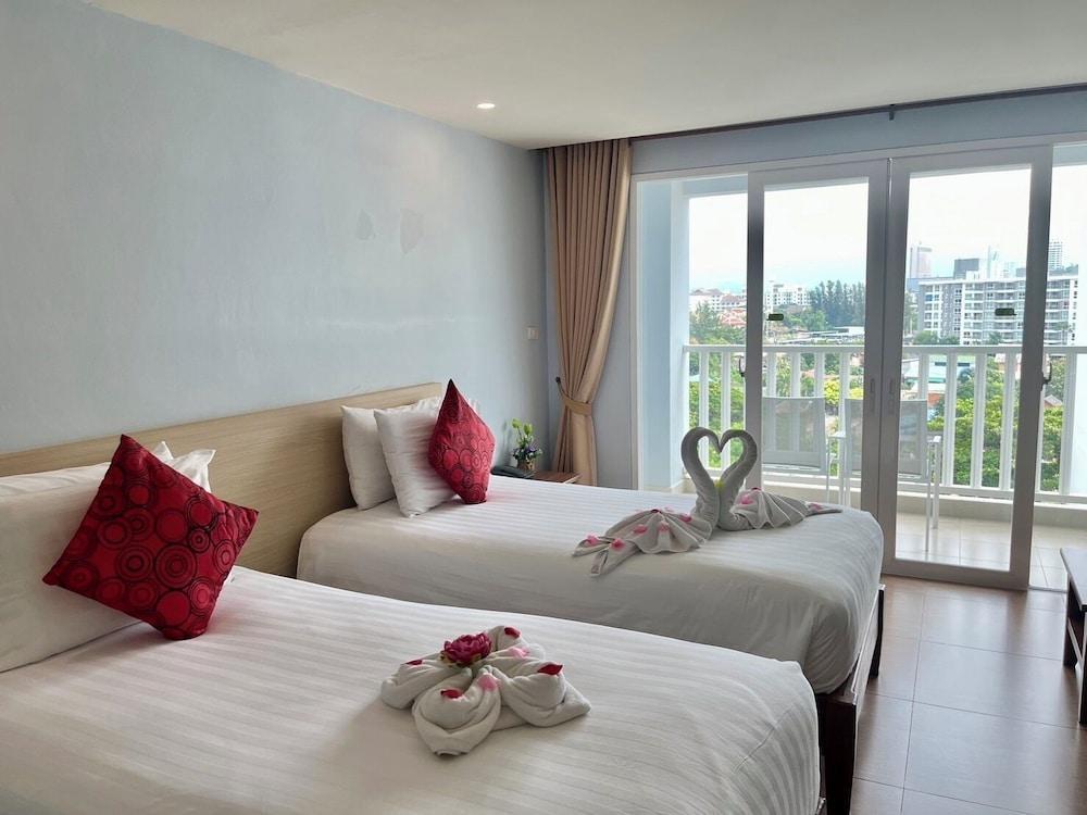 Saisawan Beach Resort Pattaya Room Type - Deluxe Twin Room, City View