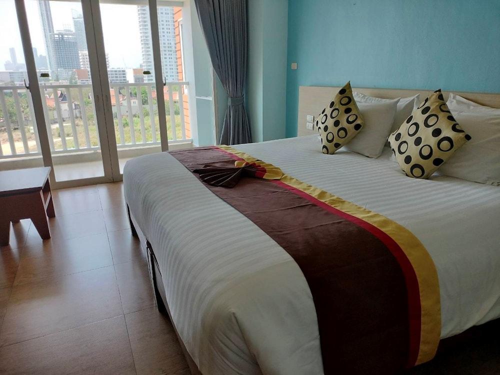 Saisawan Beach Resort Pattaya Room Type - Deluxe Double Room, 1 King Bed, City View