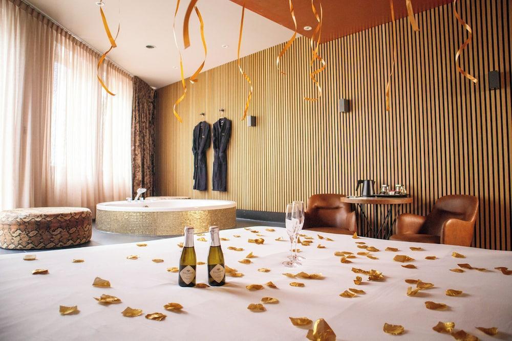 Manzo's Suites - Tap to explore photos