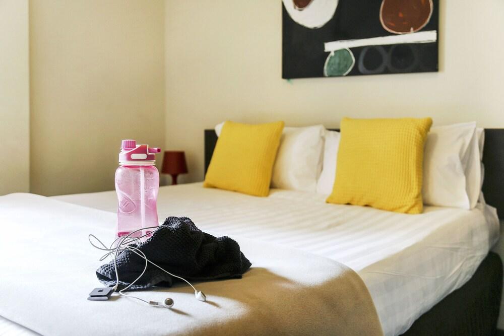 Plum Carlton Serviced Apartments - Tap to explore photos