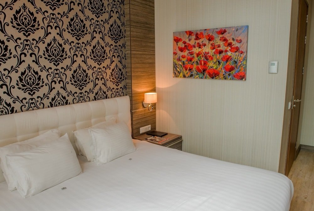 Grand Hotel Downtown Room Type - Deluxe Room, 1 King Bed