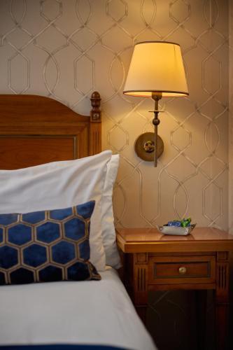 Dikker & Thijs Hotel Room Type - Small Canal View Room