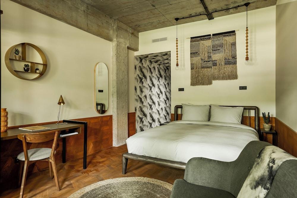 Hotel V Fizeaustraat Room Type - Premium Double Room