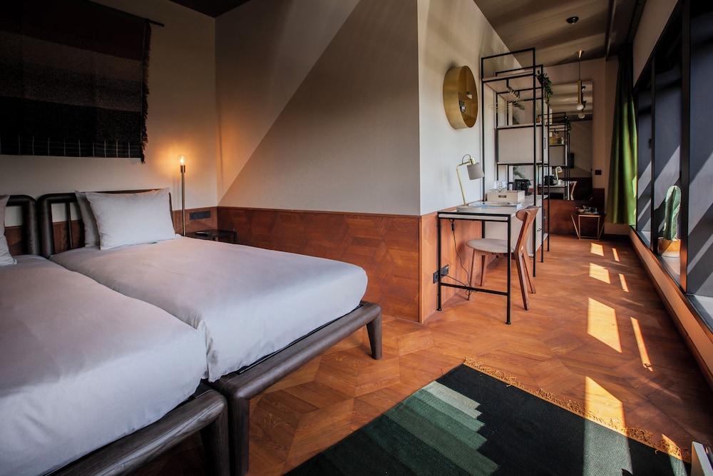 Hotel V Fizeaustraat Room Type - Comfort Double Room