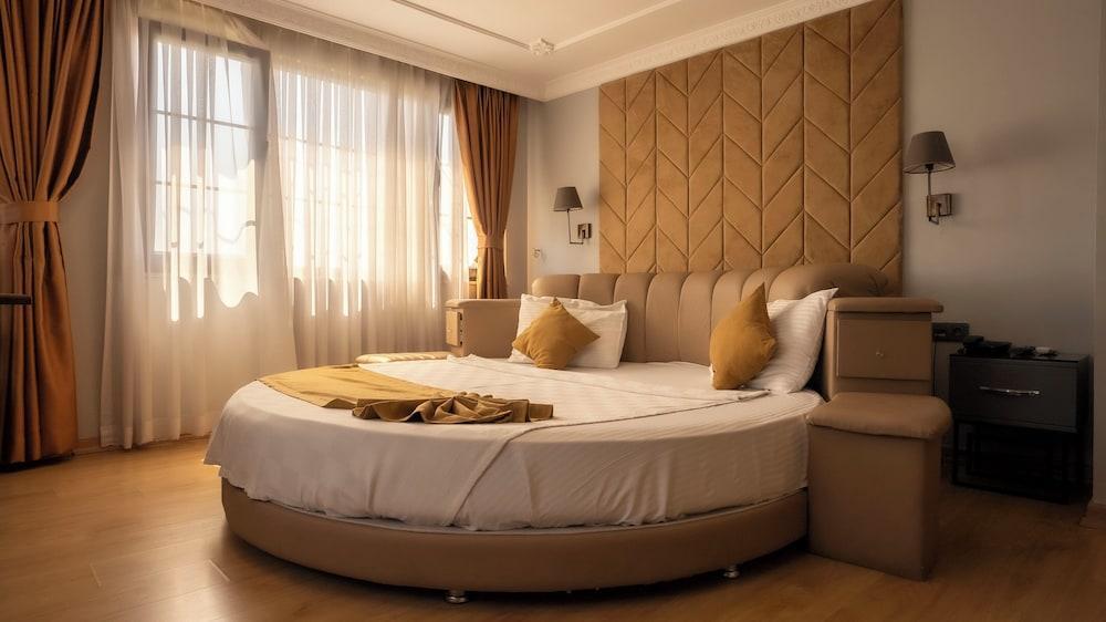 Farina Hotel By Cigno Room Type - Deluxe Suite, City View