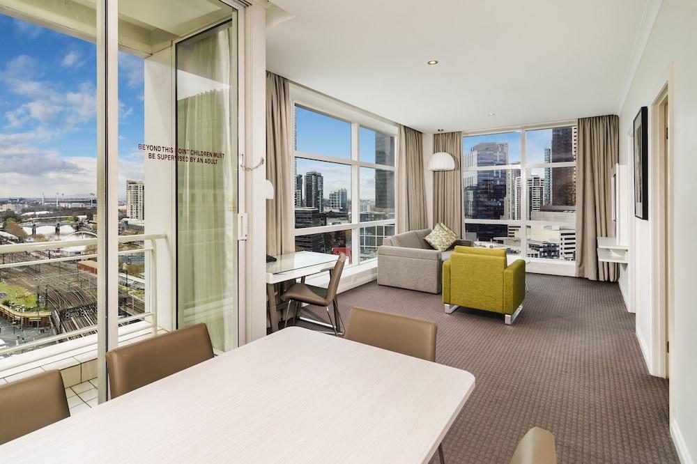 Clarion Suites Gateway - Tap to explore photos