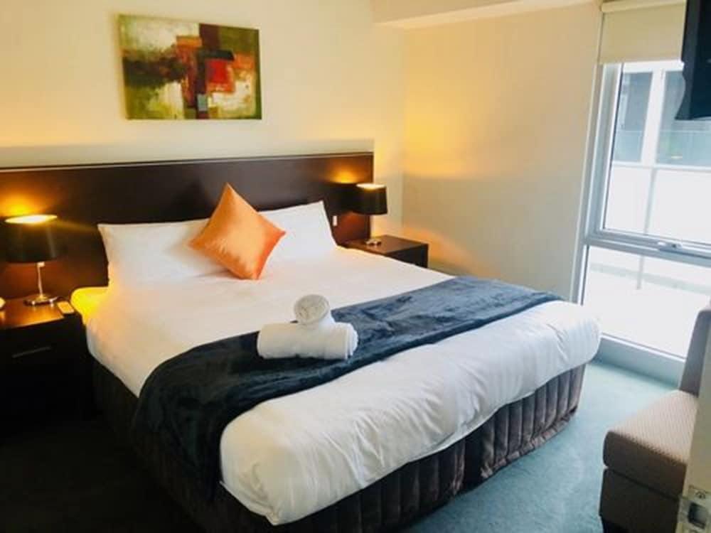 St Kilda Central Apartment Hotel - Tap to explore photos