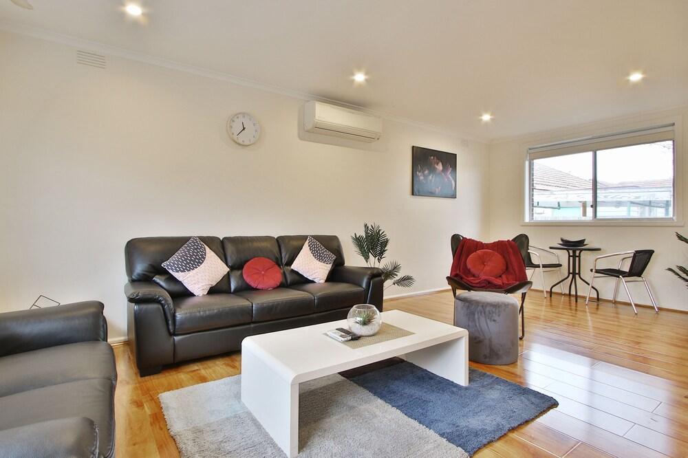 Ivy Units Glen Waverley - Tap to explore photos