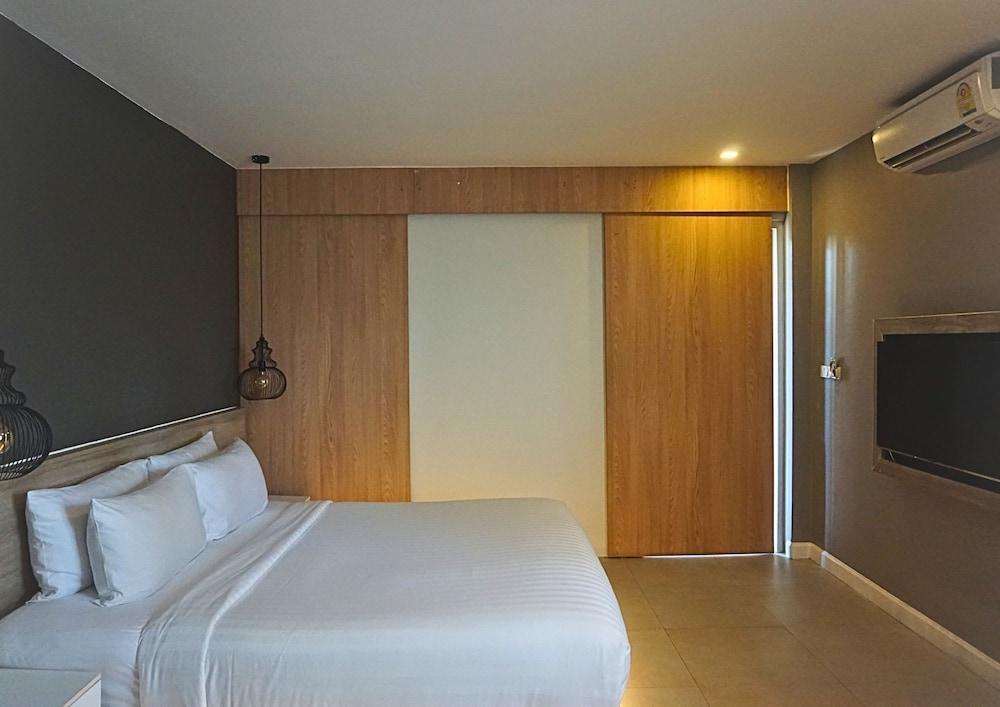 Signature Phuket Resort Room Type - Studio King Garden View
