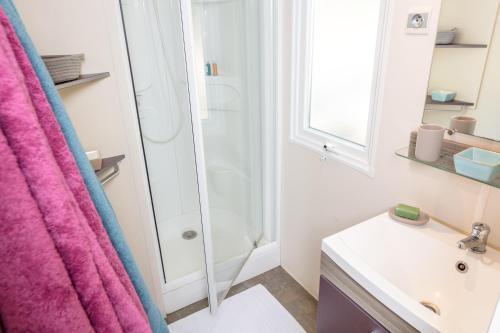 Camping Paris-Est Room Type - Three-Bedroom Villa