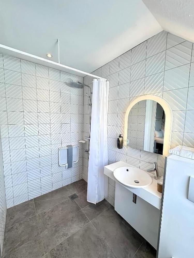 ibis Styles Sceaux Paris Sud - Tap to explore photos