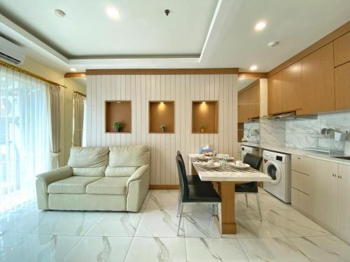 Ravarine Suite Apartment - Tap to explore photos