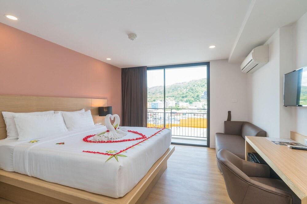New Square Patong Hotel Room Type - Deluxe King Bed Room