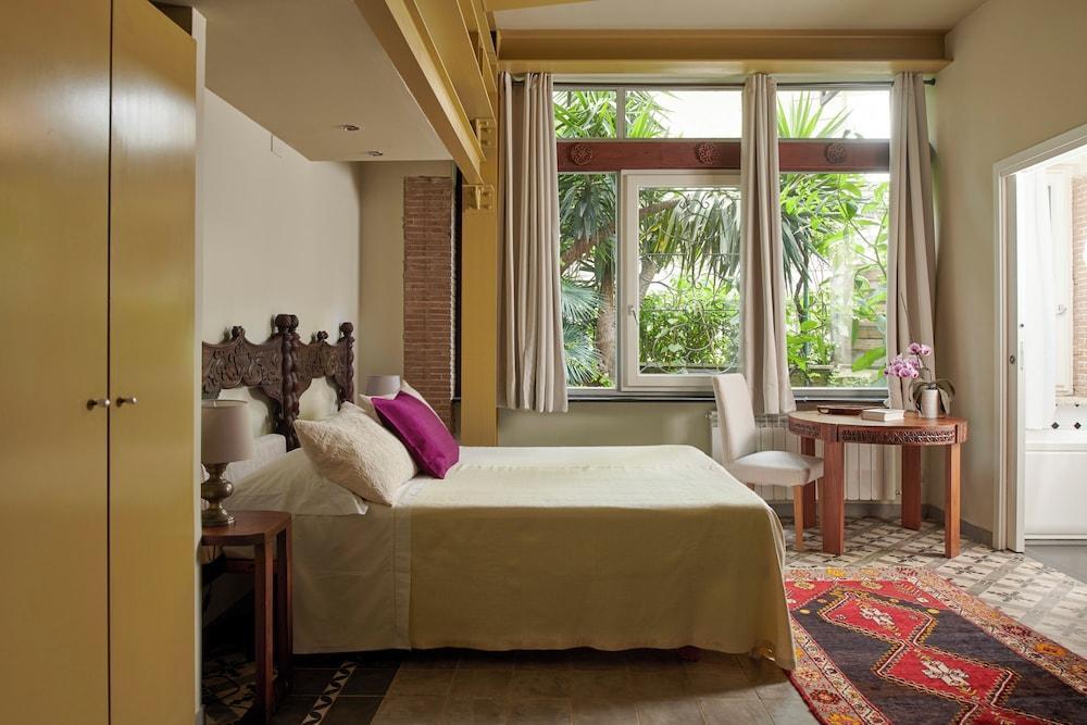 Palm Gallery Hotel Room Type - Premium Room