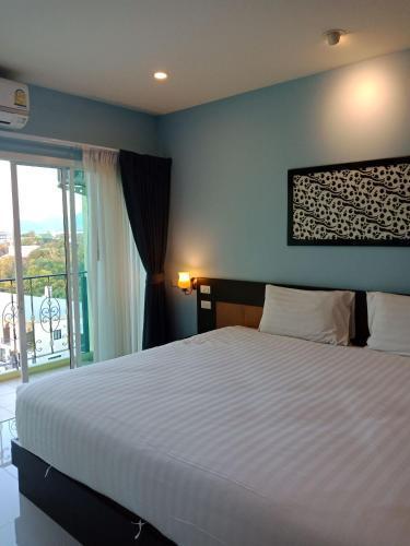 Phuket Chinoinn Hotel - Tap to explore photos