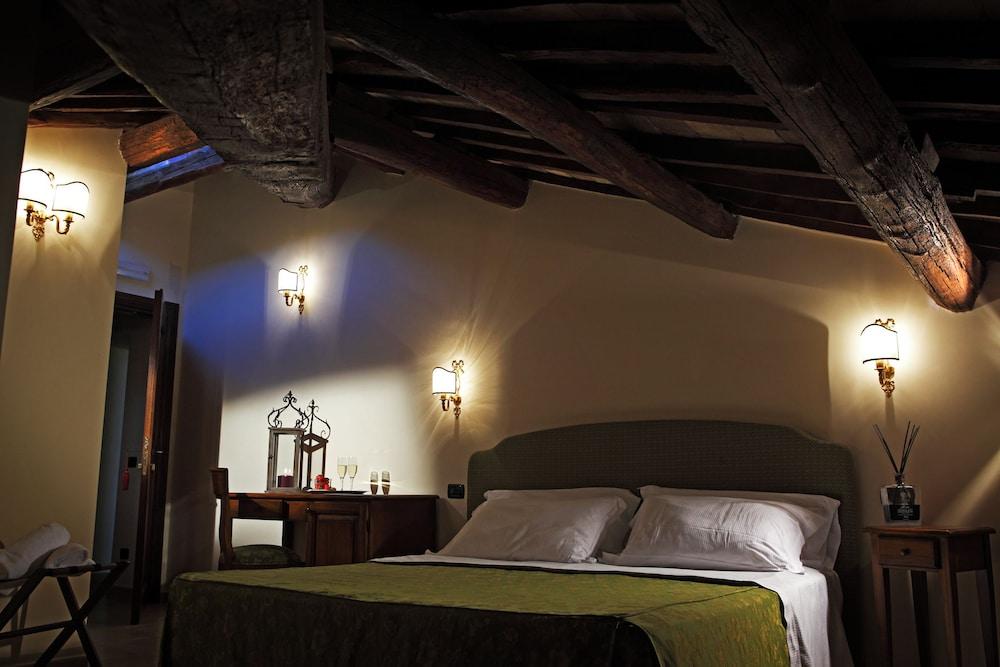 Il Postiglione Antica Posta dei Chigi Room Type - Economy Double or Twin Room, Private Bathroom Il Postiglione Antica Posta dei Chigi Room Type - Economy Double or Twin Room, Private Bathroom