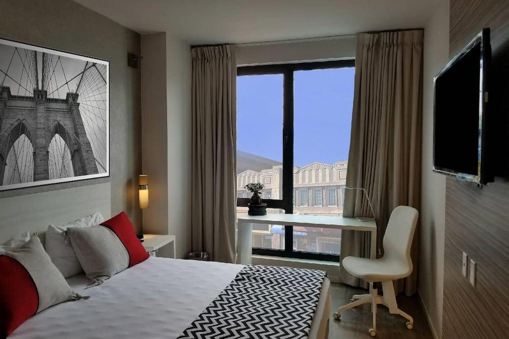 Insignia Hotel Brooklyn, an Ascend Collection Hotel Room Type - Standard Room, 1 Queen Bed, Non Smoking