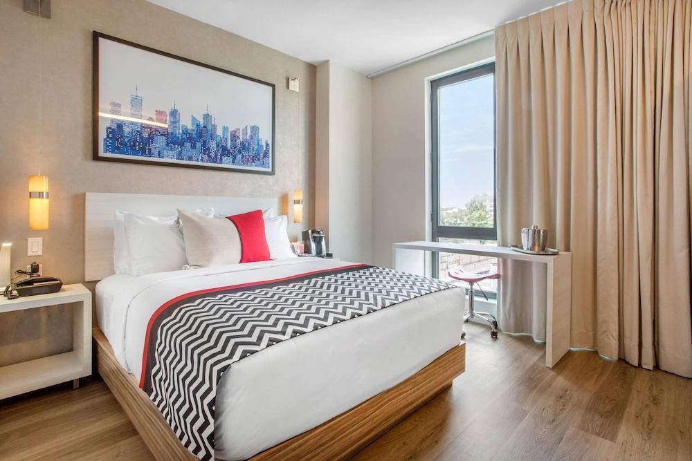 Insignia Hotel Brooklyn, an Ascend Collection Hotel - Tap to explore photos