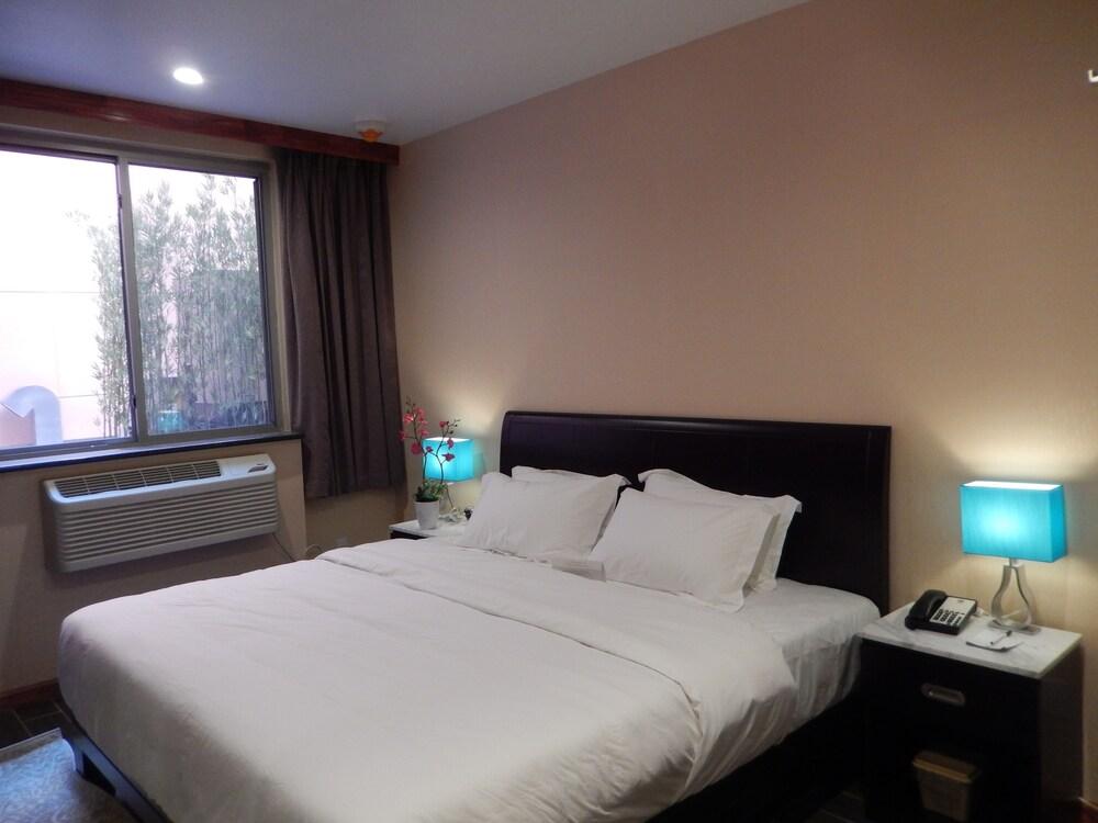 Quality Inn near Sunset Park Room Type - Room, 1 King Bed, Accessible, Non Smoking