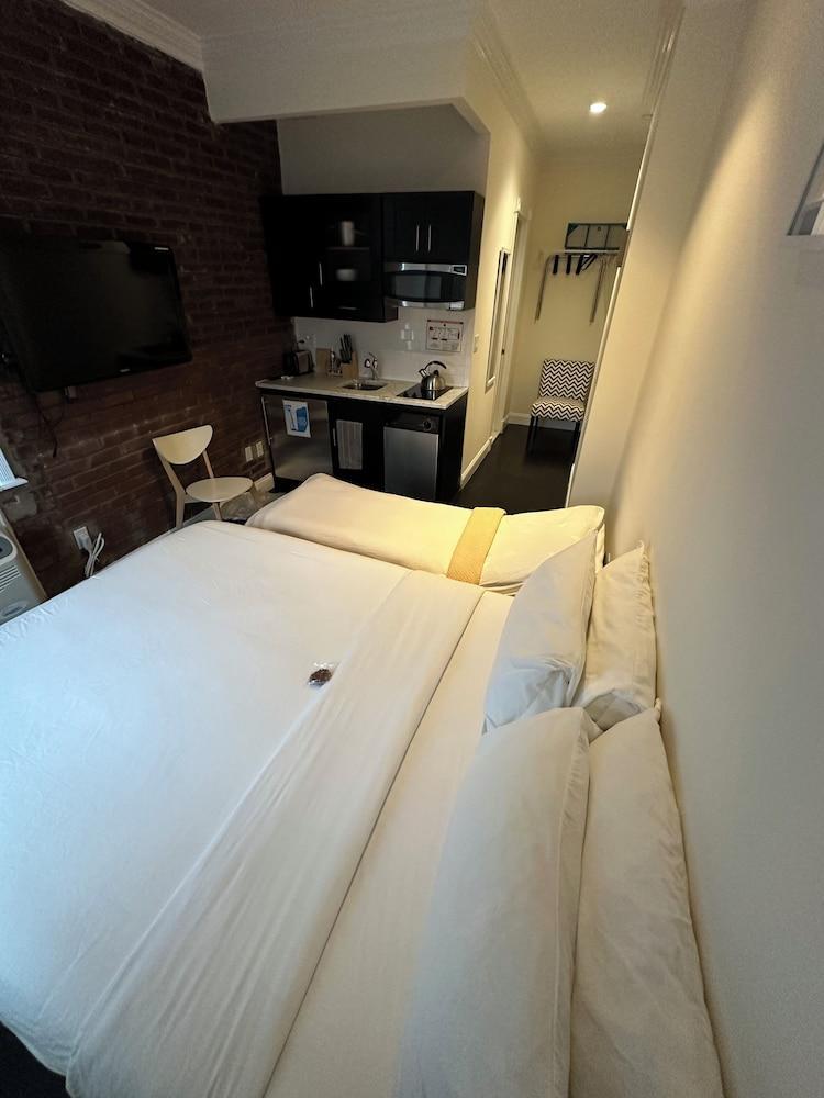 East Village Hotel Room Type - Deluxe Room, 1 Queen Bed, Kitchenette