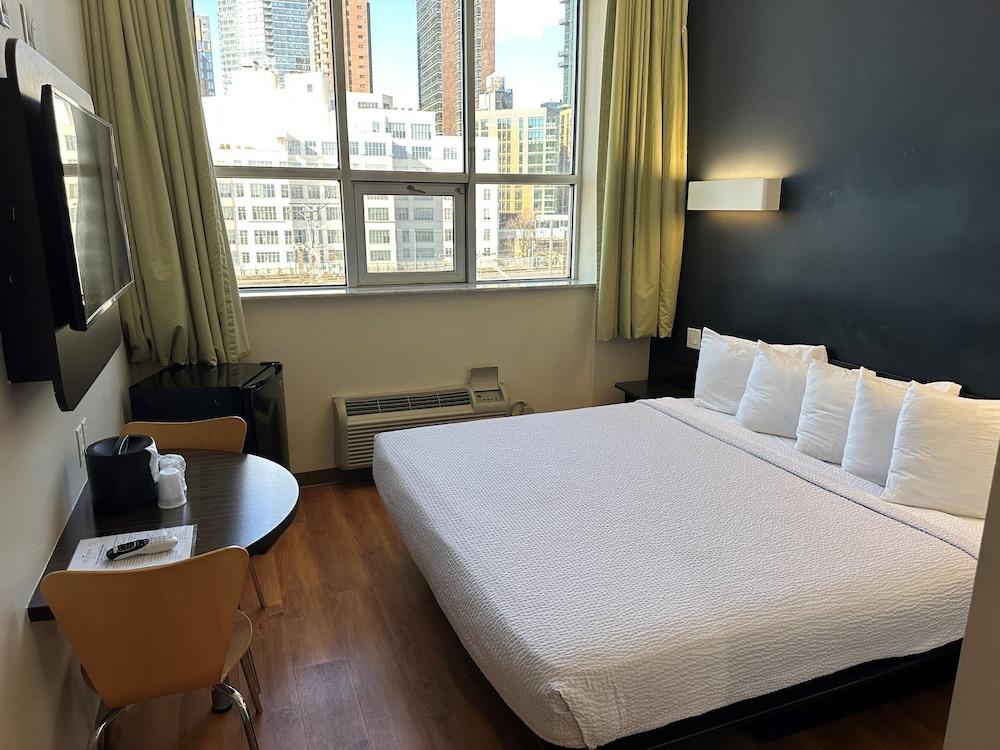 Feather Factory Room Type - Room, 1 King Bed